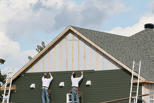 Professional Siding technician working in Barco, NC